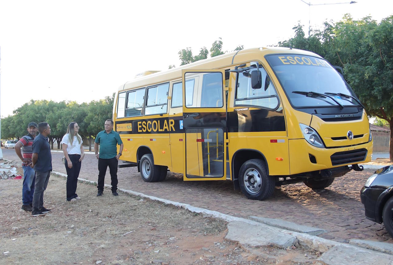 Educação de Avelino Lopes recebe novo ônibus escolar adquirido com recursos do FUNDEB - Imagem 3