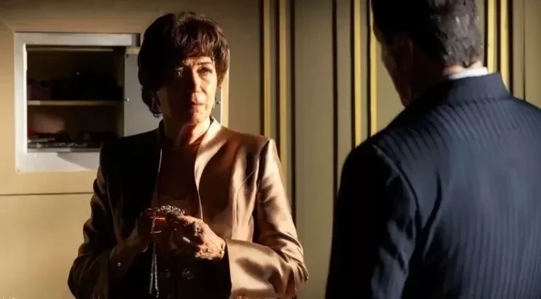 Em 'Garota do Momento', Maristela fica a um passo de ser presa após descoberta de joia