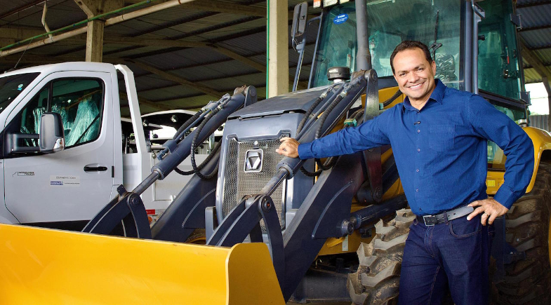 Prefeito Pedro Gomes recebe retroescavadeira com roçadeira para reforçar serviços em José de Freitas