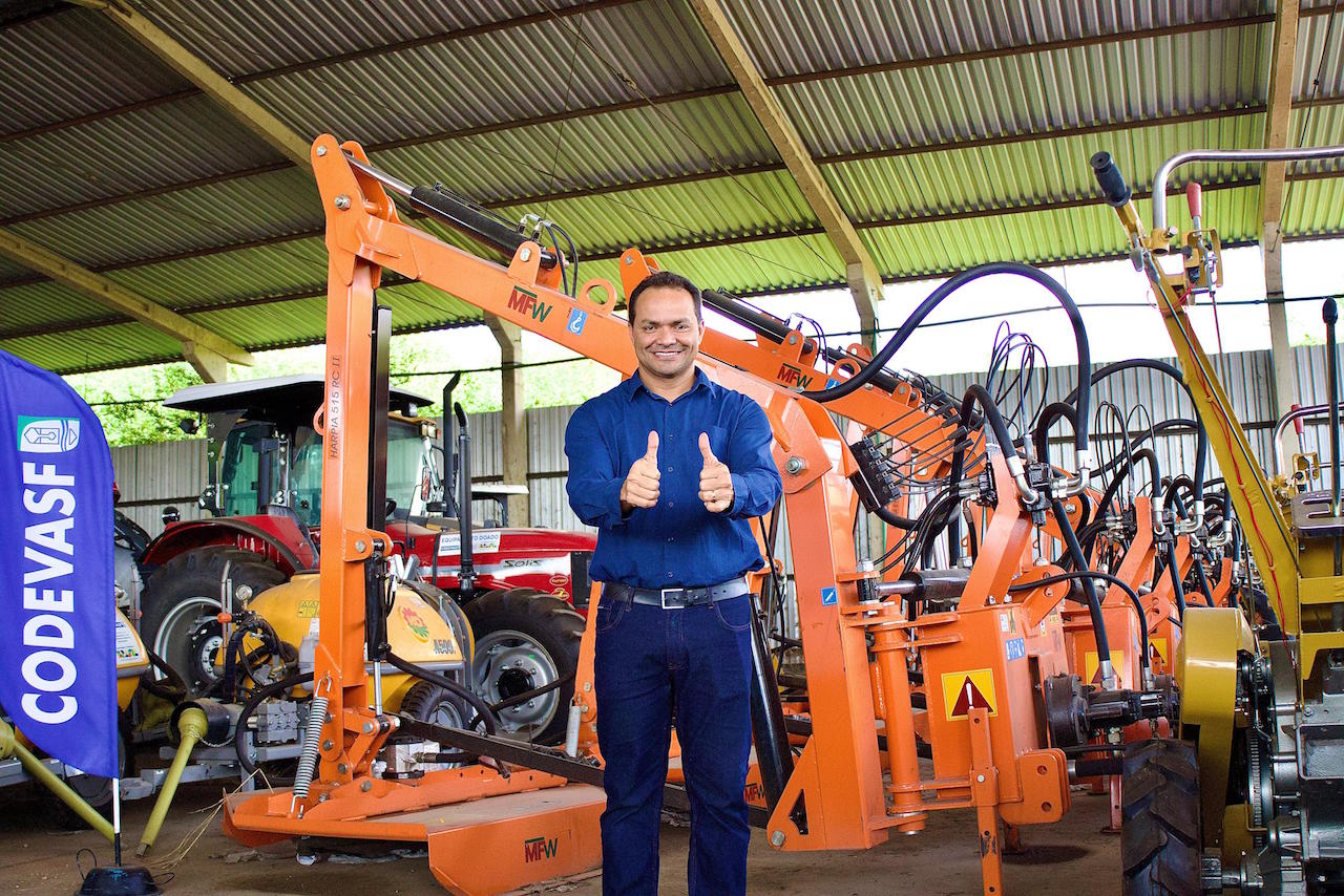 Prefeito Pedro Gomes recebe retroescavadeira com roçadeira para reforçar serviços em José de Freitas - Imagem 5