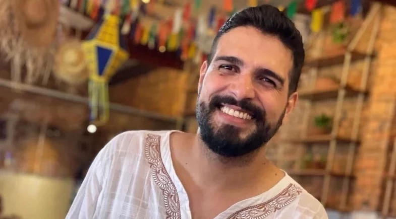 Cantor sertanejo se pronuncia após receber suspeito de matar ex-namorada no palco