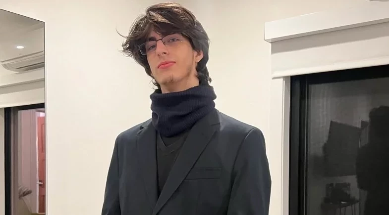 Filho de Henri Castelli participa de evento e detalhe inusitado chama atenção