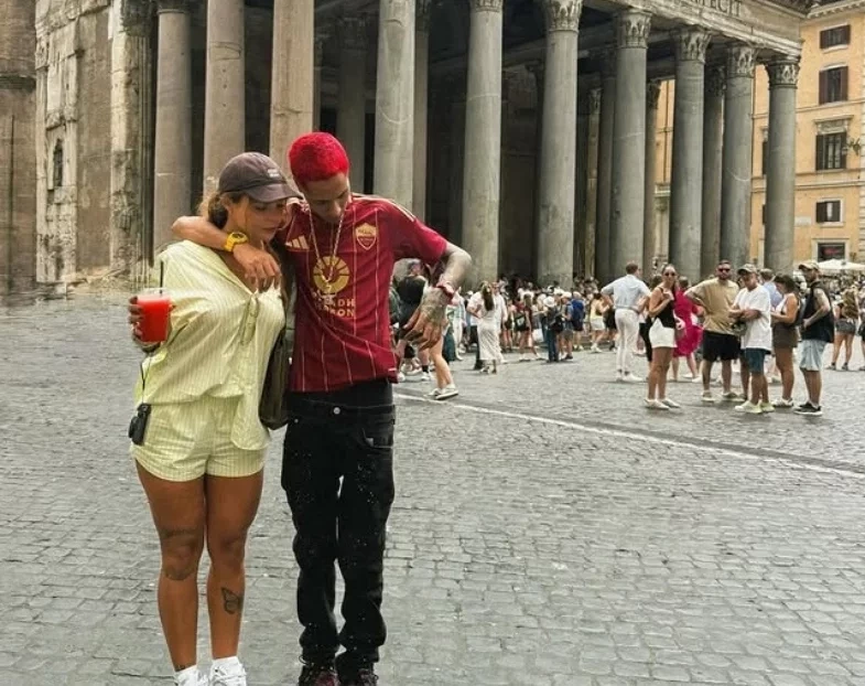 Oruam posa com a noiva Fernanda Valença na Itália após viagem para Paris