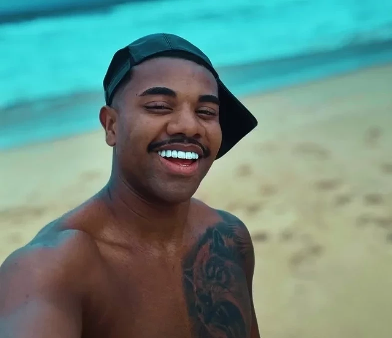 Davi Brito exibe novo visual após lipo e harmonização facial; veja fotos