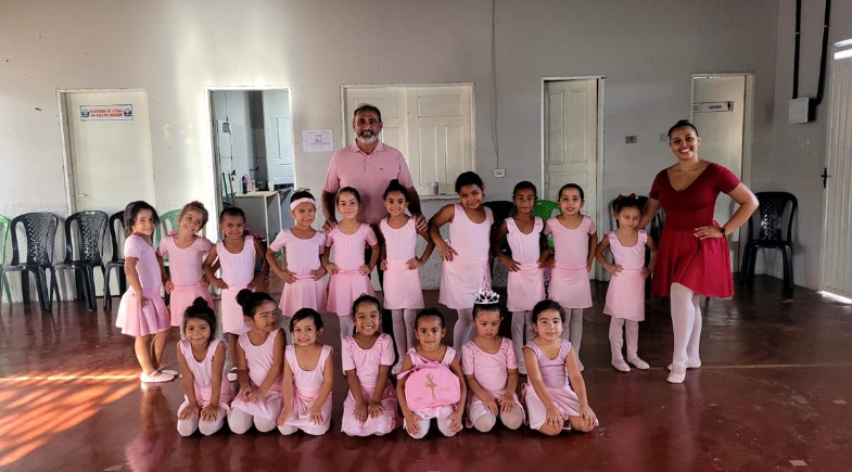 Prefeitura de Santo Antônio de Lisboa entrega trajes de balé às alunas do projeto