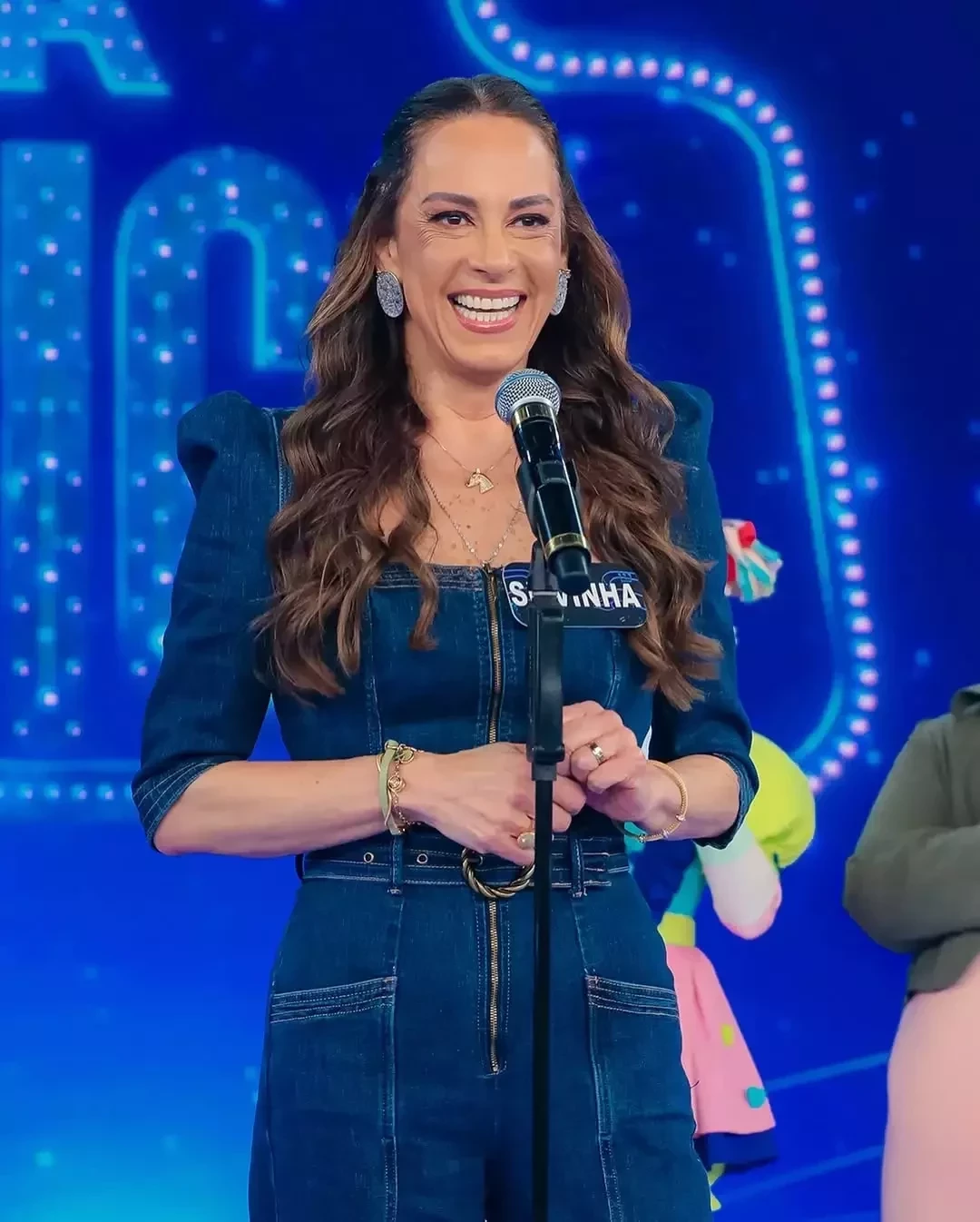 Se surpreenda com o salário astronômico das irmãs Abravanel no SBT  - imagem 131162