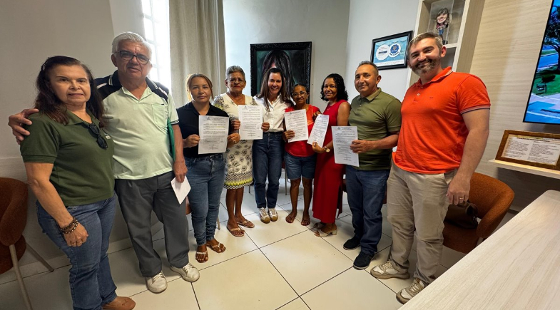 Prefeita Ivanária Sampaio recebe servidoras e professores da rede municipal que se aposentaram