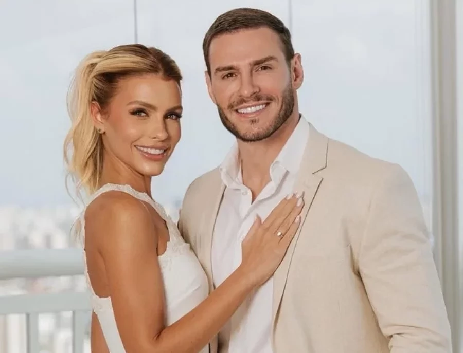 Ex-BBB Gustavo Benedeti se casa com modelo em cerimônia intimista