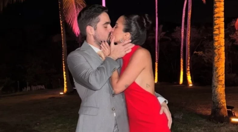 João Silva, filho de Faustão, posa aos beijos com nova namorada na Bahia