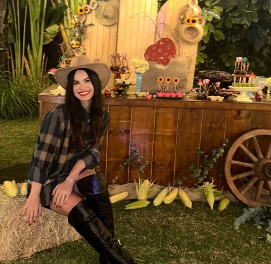 Sthefany Brito celebra aniversário com festa junina e solta a voz em karaokê