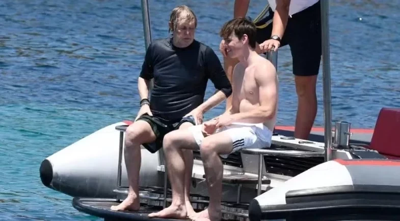Neto de Paul McCartney chama atenção em passeio de iate ao lado do ex-Beatle 