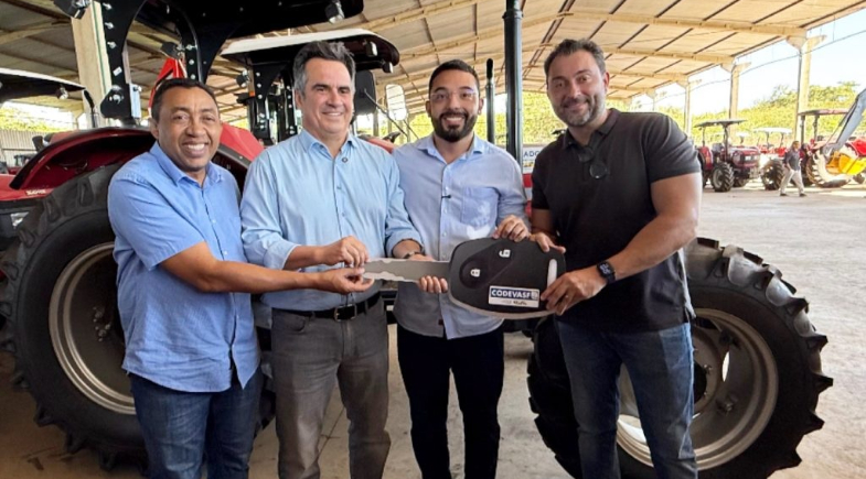Prefeitura de Parnaíba recebe trator, carreta e equipamentos agrícolas para beneficiar famílias do campo 