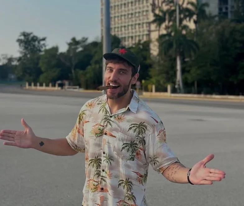 Léo Lins é condenado a 8 anos de prisão e multa milionária por piadas preconceituosas