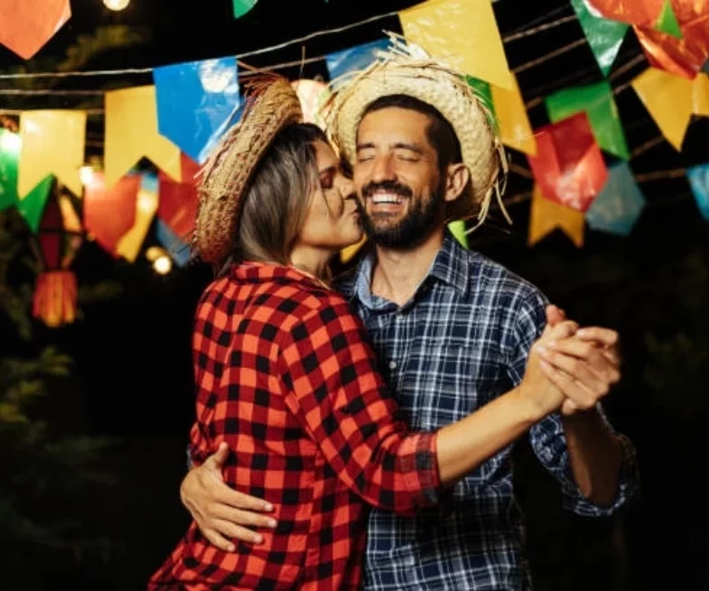 Essas 3 combinações de signos vão dar match durante o São João