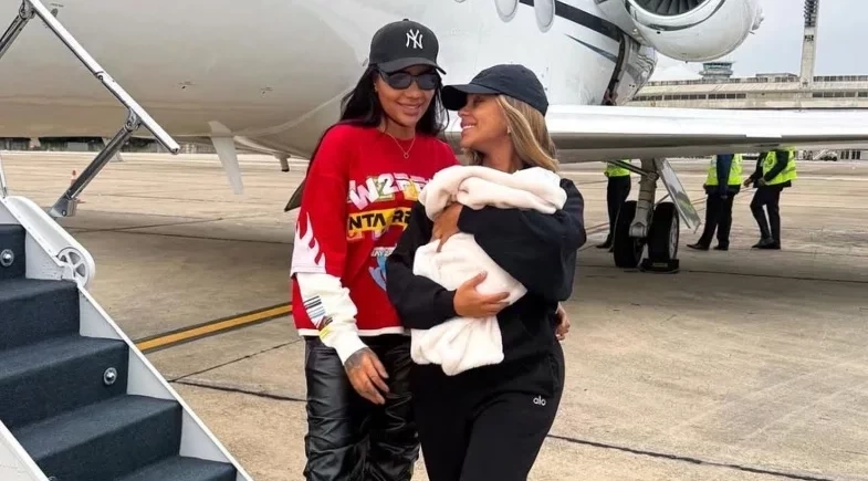 Ludmilla mostra o rostinho da filha Zuri ao público pela primeira vez