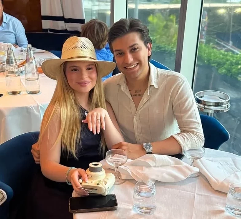 Sophia Valverde anuncia que está noiva de produtor 3 meses após anunciar namoro