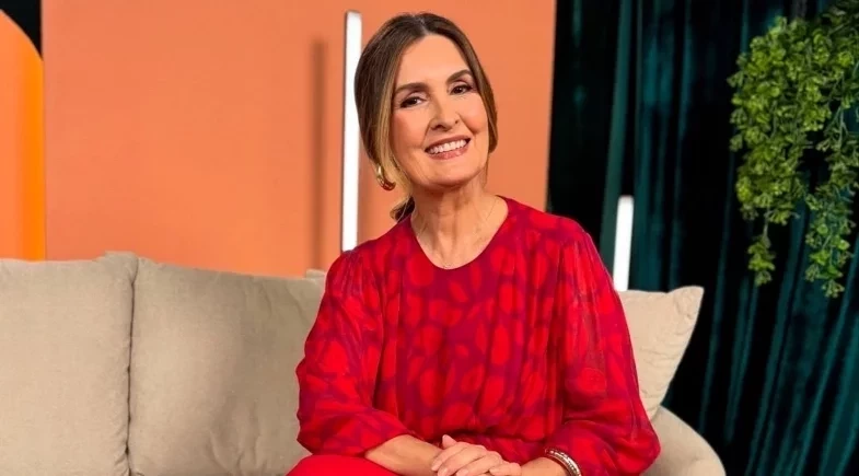 Fátima Bernardes surge de maiô na França e agita as redes 