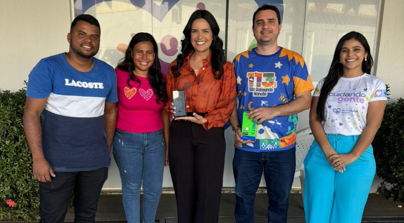 Prefeitura de São Raimundo Nonato entrega novos celulares para equipe do Cadastro Único e coordenadores dos CRAS