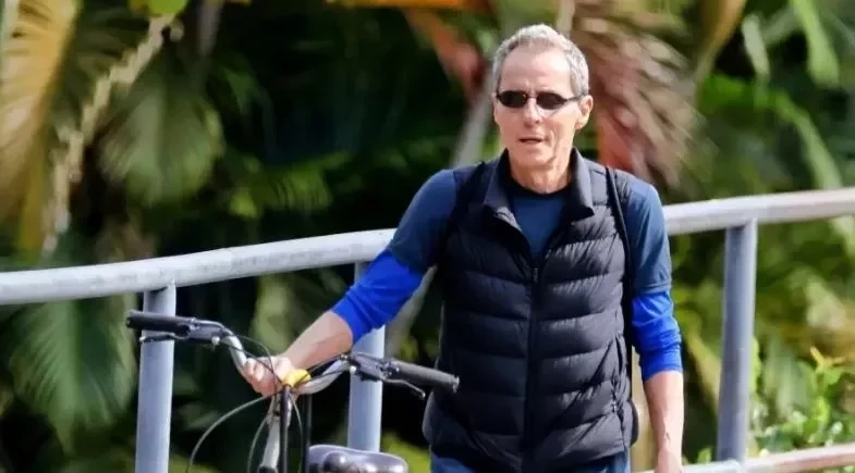 Tony Bellotto é visto de bicicleta no Rio após cirurgia de câncer no pâncreas