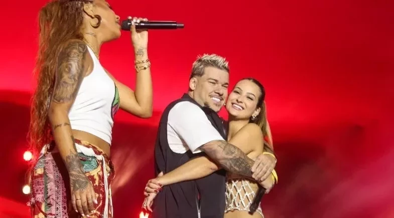 DJ Buarque pede Nicolly Massariol em namoro no palco do Numanice em Salvador