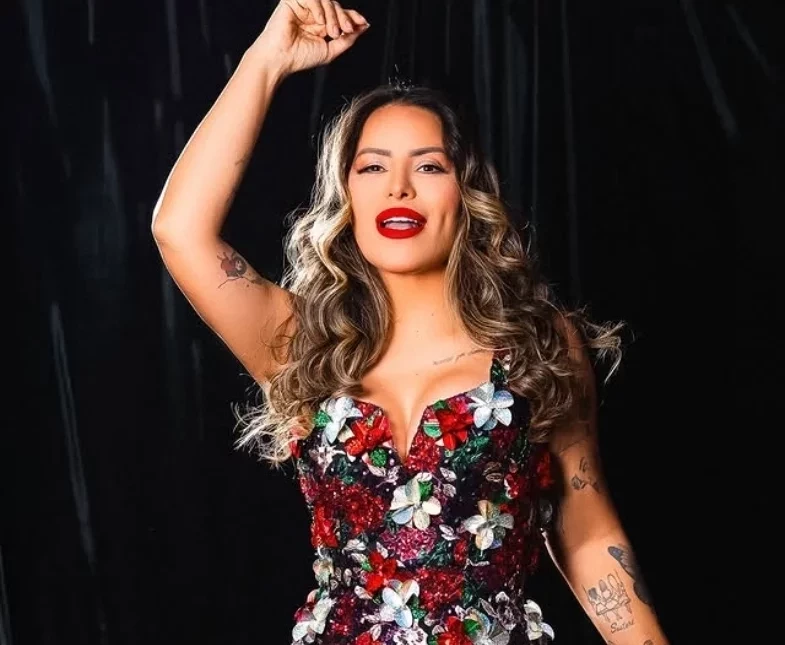 Fã invade palco e derruba Walkyria Santos durante show na Paraíba