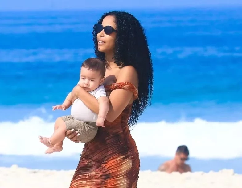 Lorena Maria curte praia com o filho no Rio em meio à polêmicas