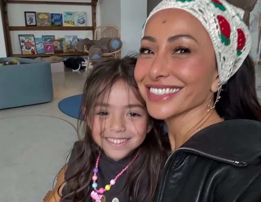 Sabrina Sato dá colar com rastreador para a filha: “Será que eu exagerei?”