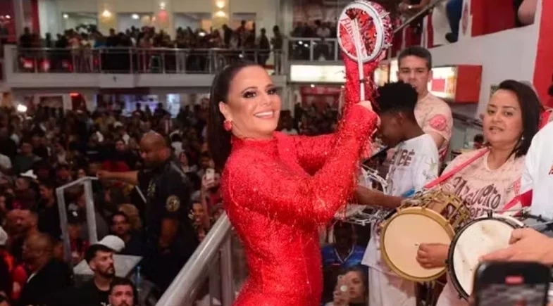 Viviane Araújo aposta em look colado e monocromático em noite de samba no Salgueiro