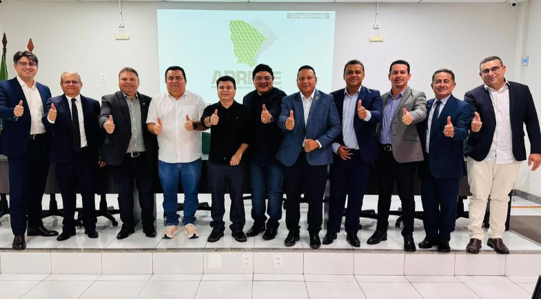 Prefeitos debatem PEC 12/2022 em Fortaleza durante reunião na APRECE