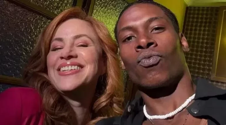 Em 'Vale Tudo', André e Aldeíde são flagrados juntinhos por pessoa inusitada