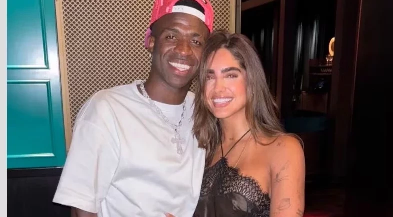 Influenciadora levanta rumores de affair ao posar ao lado de Vini Jr. em foto