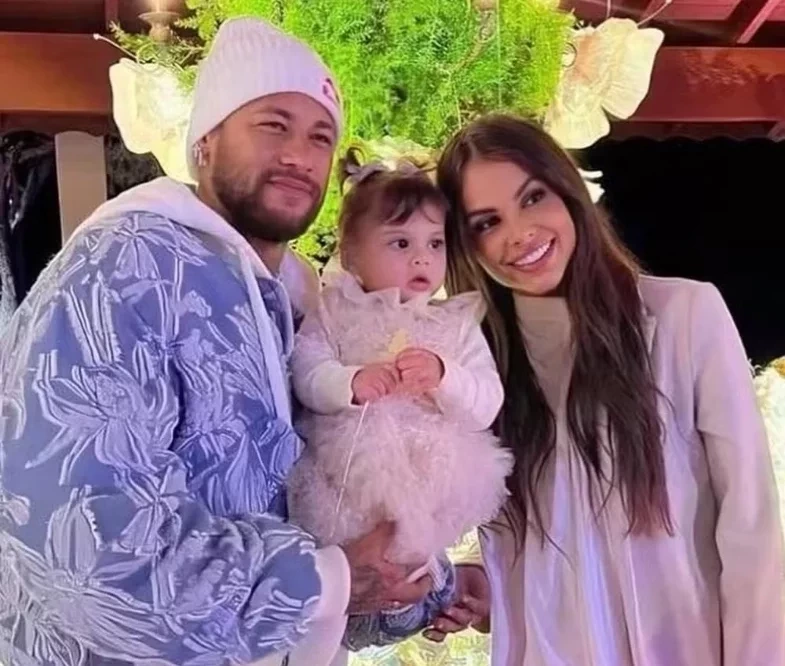 Neymar e Amanda Kimberlly posam juntos em festa de 1 ano de Helena