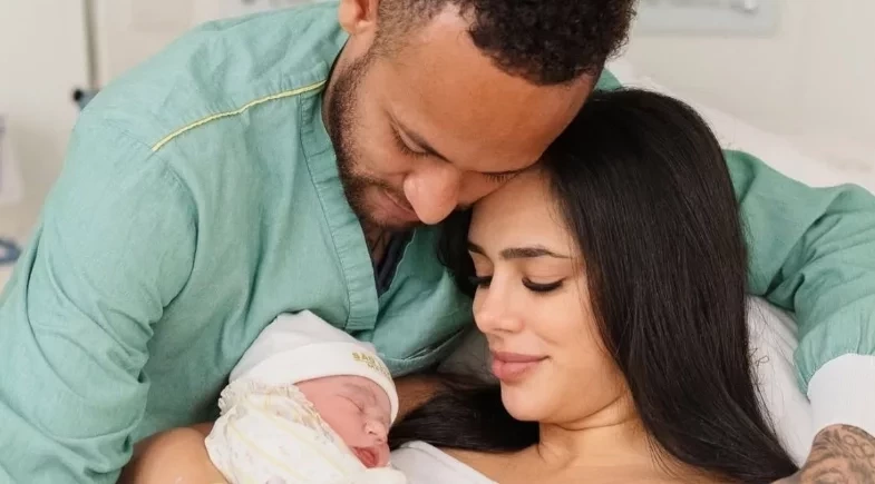 Neymar e Bruna Biancardi mostram Mel pela primeira vez e encantam web