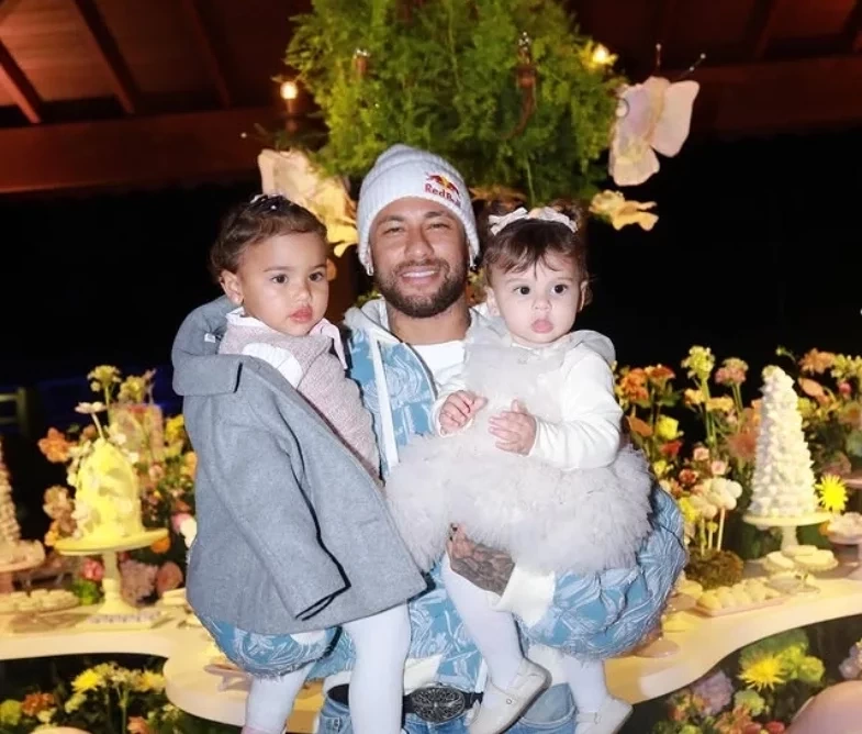 Neymar rebate comentário de internauta sobre filhas gastarem sua fortuna bilionária