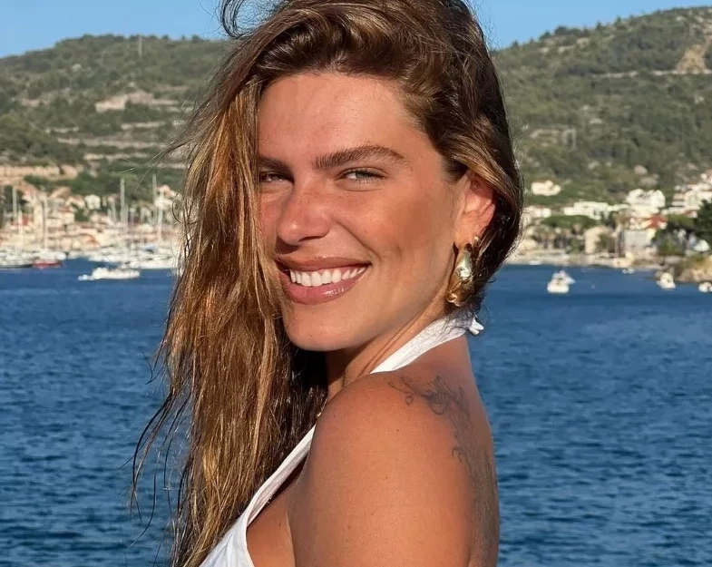 Mariana Goldfarb esquenta a web ao fazer topless na Croácia