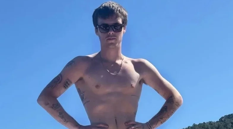 Filho de David Beckham chama atenção com volume na cueca durante férias em família