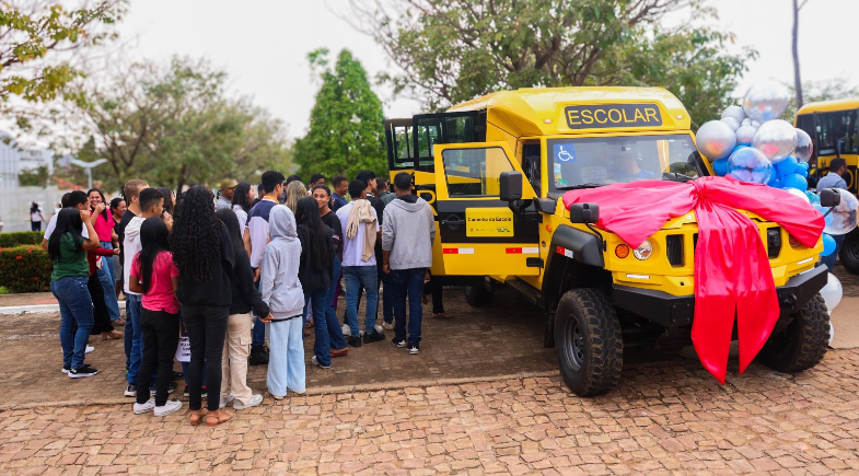 Prefeitura de Baixa Grande do Ribeiro entrega ônibus escolares 4x4 para áreas rurais