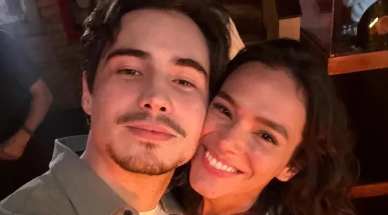 Bruna Marquezine posa com ator e aumenta rumores de affair