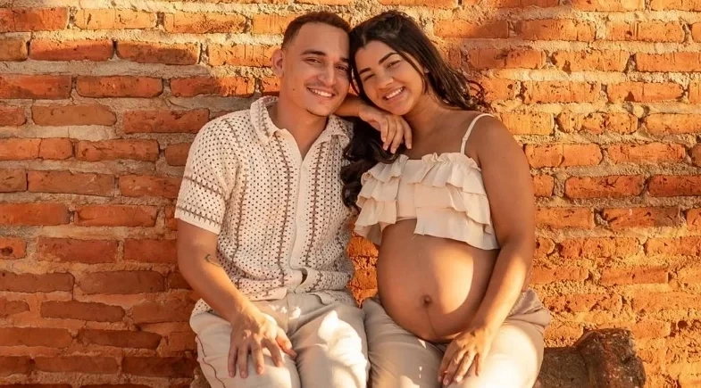 João Gomes revela cirurgia na língua e diverte fãs com reação da esposa
