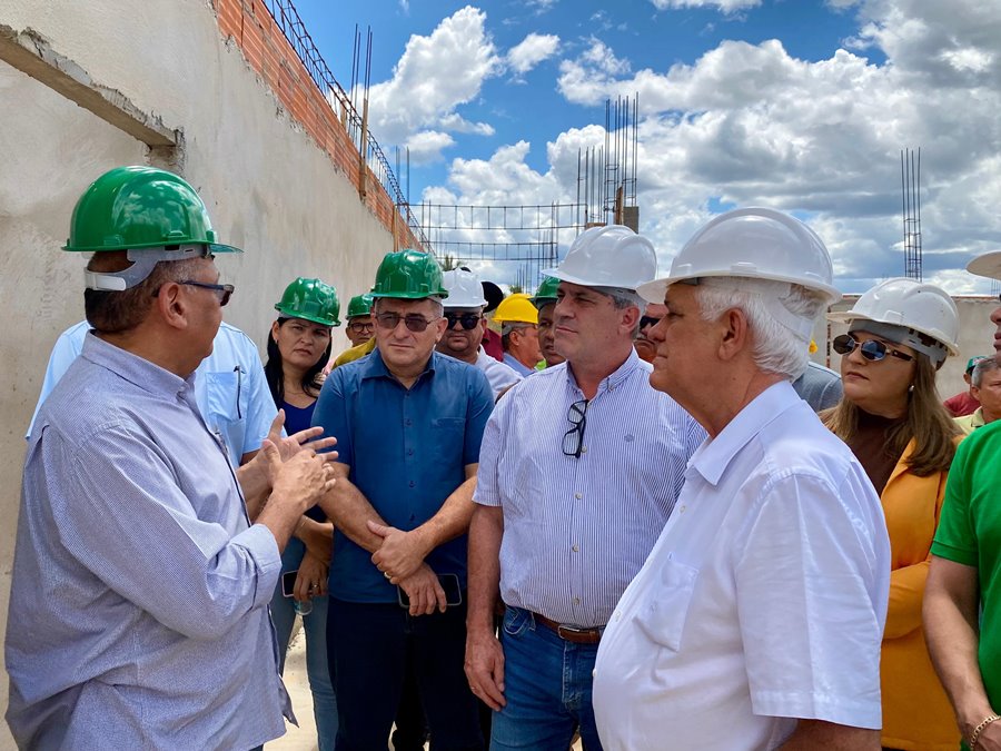 Vice-governador Themístocles Filho e deputado Marcos Aurélio visitam obras do IFPI em Esperantina - Imagem 7