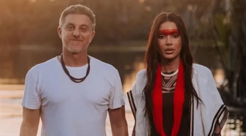 Luciano Huck abre álbum de fotos de visita à aldeia Xingu com Anitta