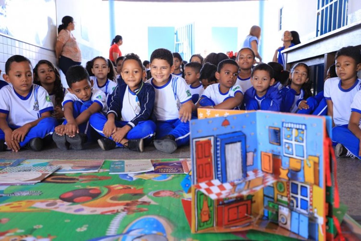 Prefeitura de Floriano leva Biblioteca Itinerante às escolas em comemoração ao mês do Folclore