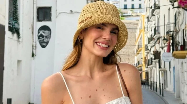 Camila Queiroz exibe barriguinha de grávida em viagem de férias à Ibiza