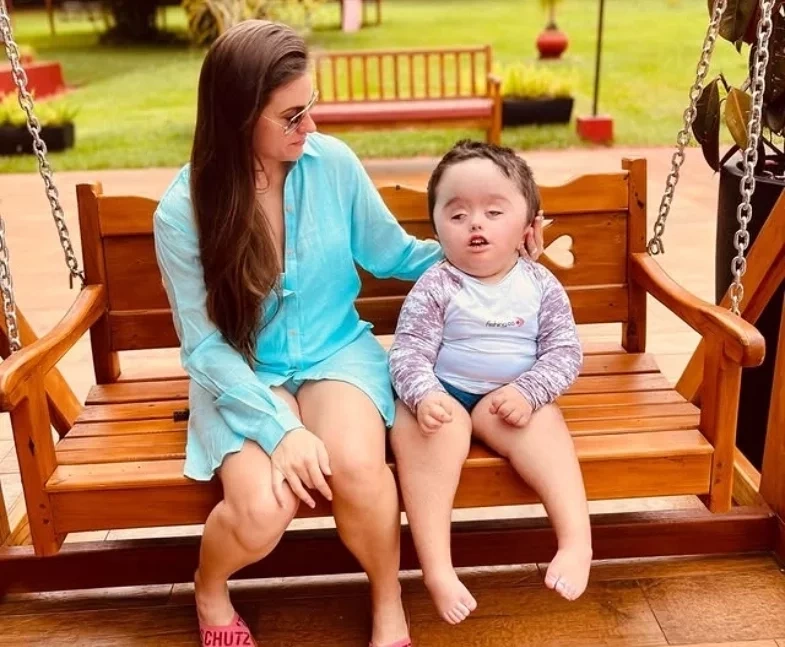 Nora de Ratinho emociona o apresentador com texto sobre maternidade atípica