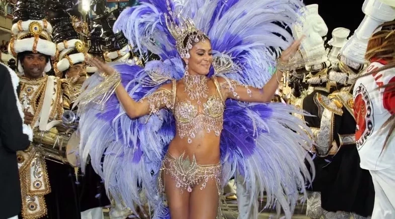 Juliana Paes retorna ao posto de rainha de bateria da Viradouro após 17 anos