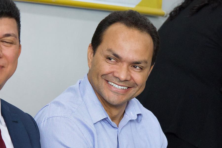 Prefeito Pedro Gomes antecipa primeira parcela do 13º salário dos servidores efetivos 