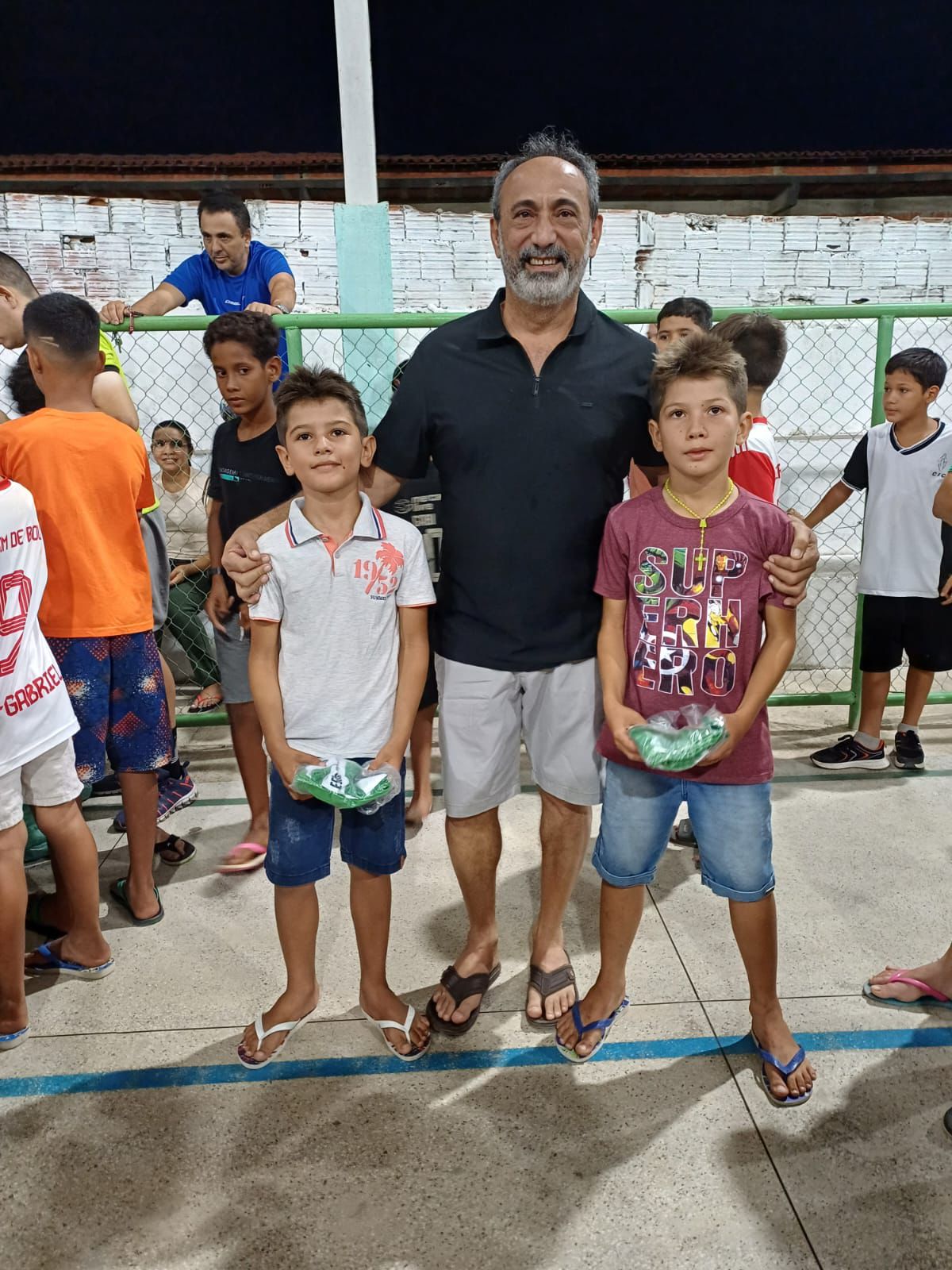 Entrega de uniforme para alunos da Escolinha de Futebol (Divulgação)