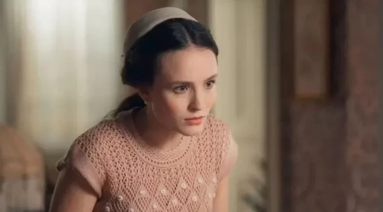 Em 'Êta Mundo Melhor', Estela se desespera com estado de saúde de Anabela