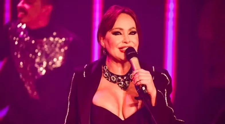 Gabriela Spanic, 'A Paola Bracho', exibe barriga e ousa em decote para show em SP