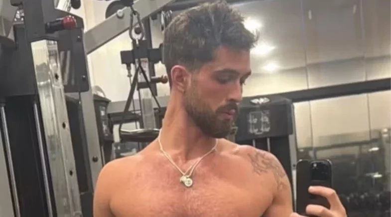 João Guilherme exibe tanquinho definido em treino na academia